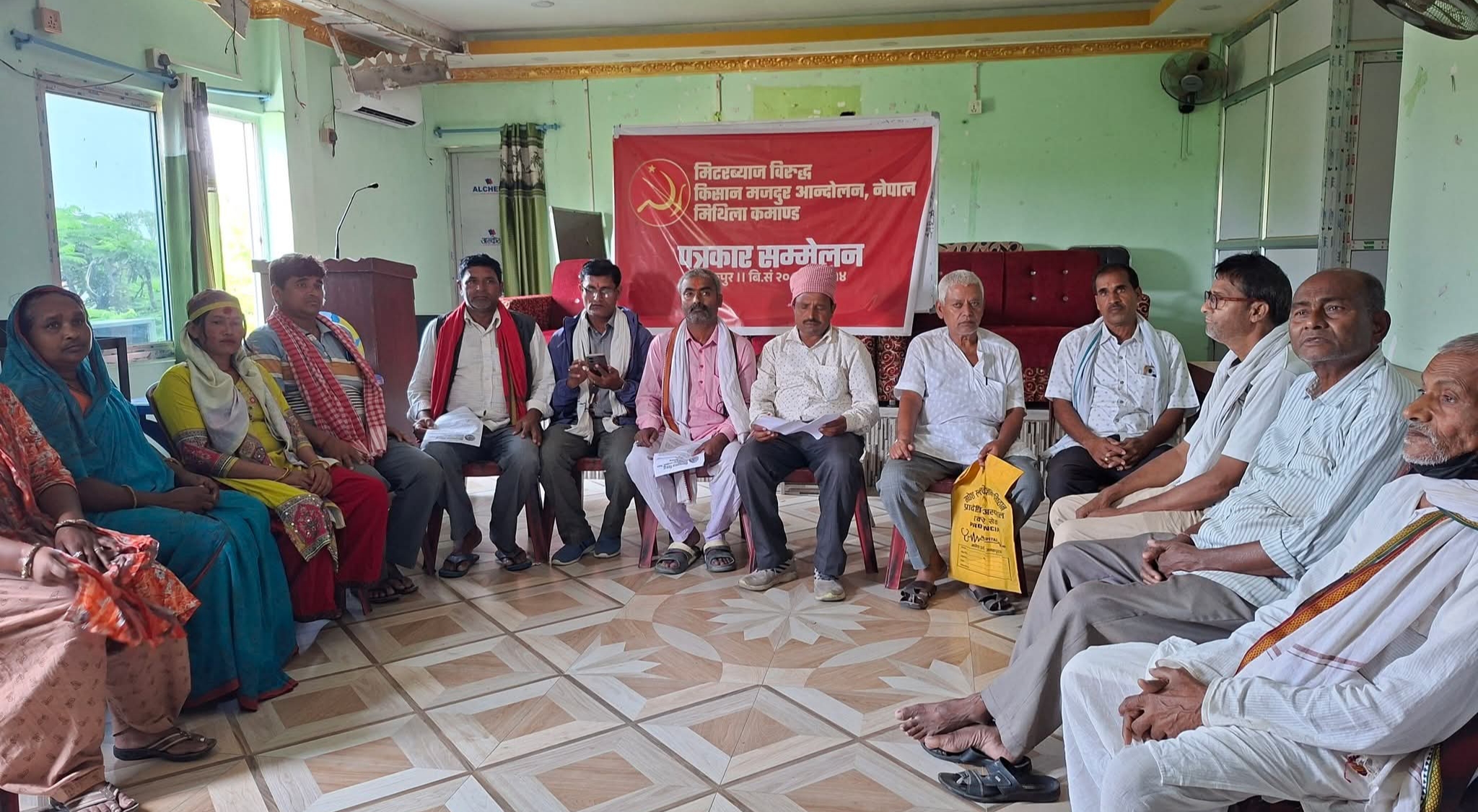 मिटरब्याज पीडितले धनुषा जिल्ला अदालत घेराउ गर्ने