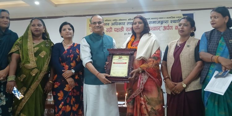 सांसद ललिता दासलाई ‘कर्मयोगी बद्रीप्रसाद पहाडी समाजसेवा पुरस्कार’