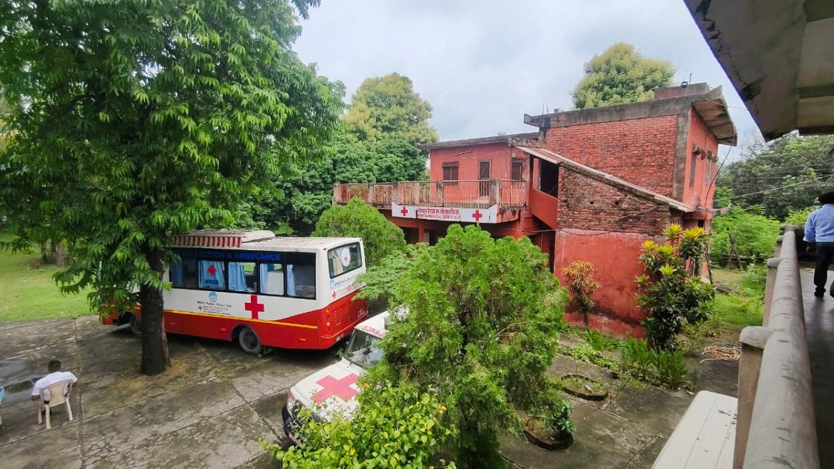 मानवीय सेवाको केन्द्र नै बेवारिसे: रेडक्रस केन्द्रमा एम्बुलेन्स र रक्तसञ्चार बस कवाडी बन्दै