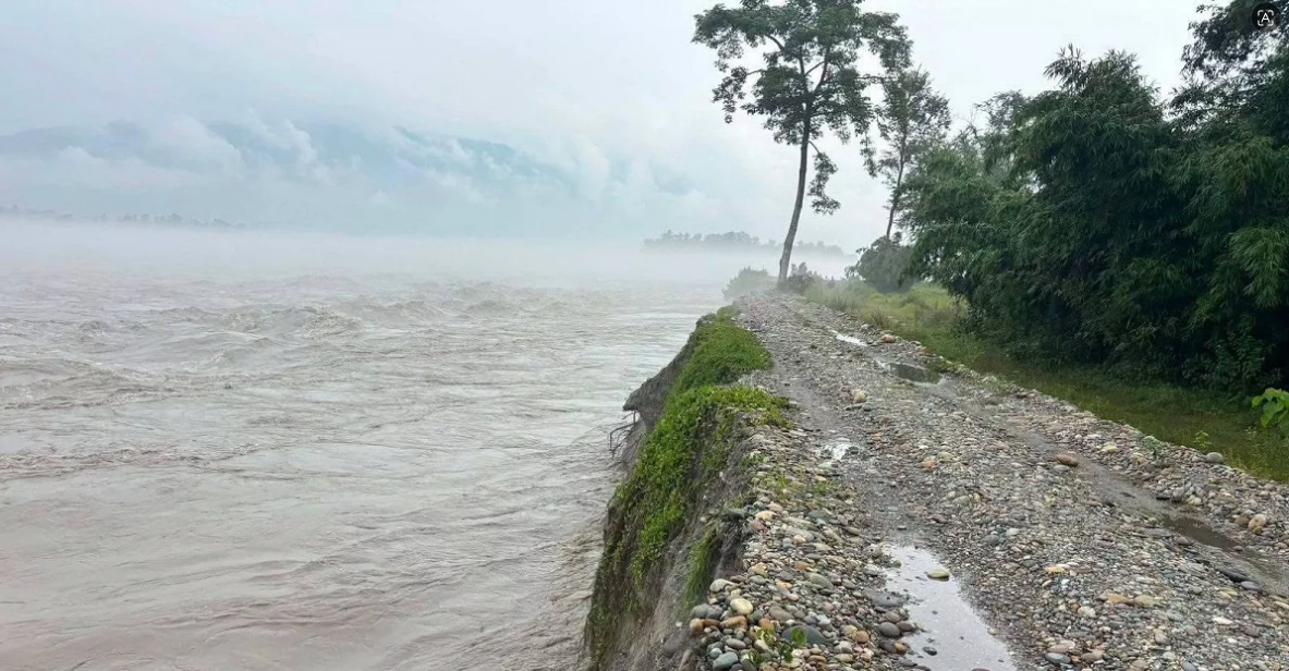 नारायणीमा बाढीको बहाव बढेपछि पश्चिम चितवन जोखिममा, नदीको धार परिवर्तन हुनसक्ने चेतावनी