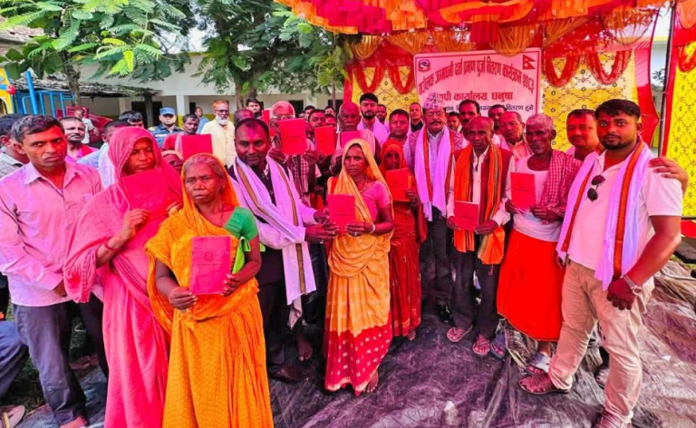 नापजाँचको ९ वर्षपछि क्षिरेश्वरनाथका २४२ परिवारले पाए लालपुर्जा