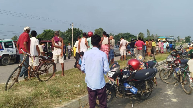 सिरहामा ट्रकको ठक्करबाट पैदलयात्रीको मृत्यु, साइकलयात्री घाइते