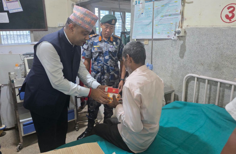 संविधान दिवसमा बिरामी र कैदीबन्दीलाई फलफूल वितरण
