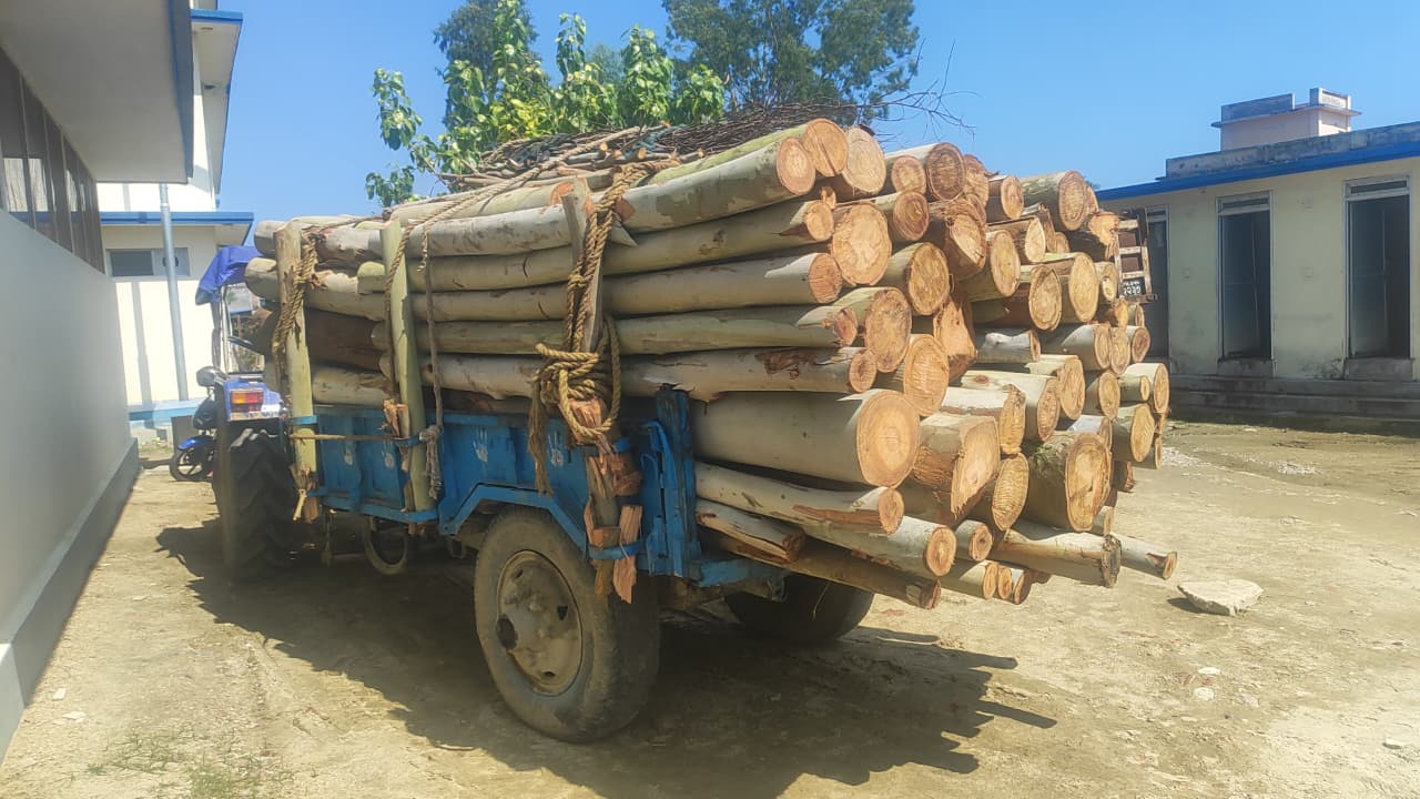 काठ लोड गरिएको ट्र्याक्टर र मोटरसाइकल बेवारिसे अवस्थामा फेला